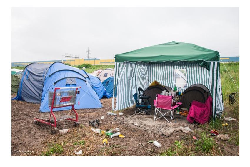 Ein Campingzelt auf einem Festivalgelände