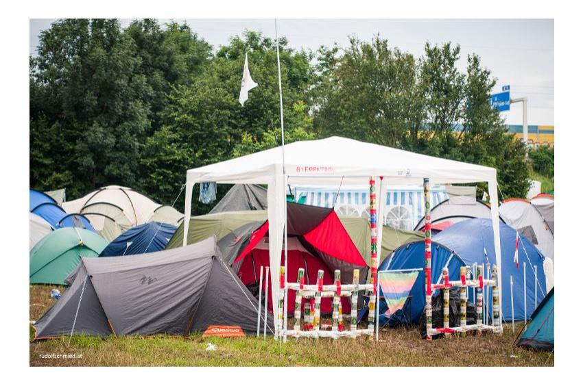 Ein Campingzelt auf einem Festivalgelände