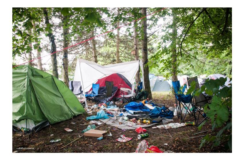 Ein Campingzelt auf einem Festivalgelände