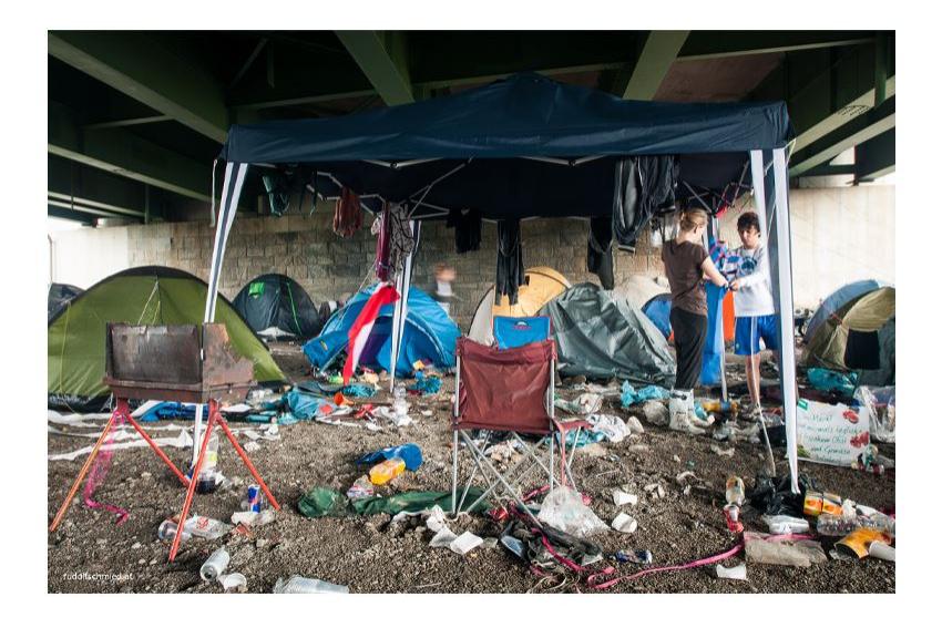 Ein Campingzelt auf einem Festivalgelände