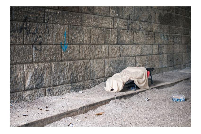 Ein Campingbett auf einem Festivalgelände