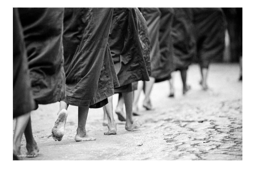 Die Beine einer buddhistischen Mönchsgruppe