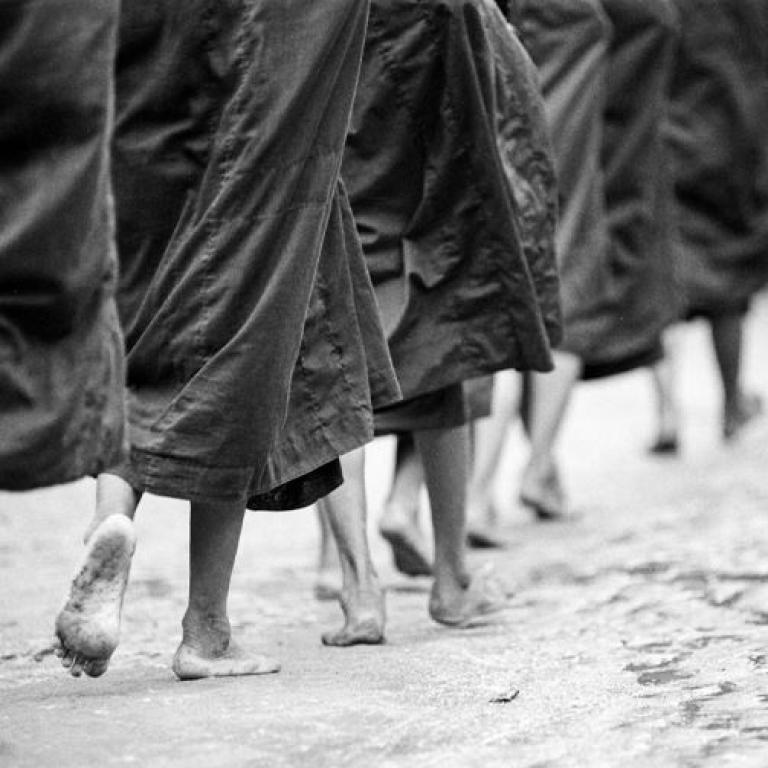 Die Beine einer buddhistischen Mönchsgruppe