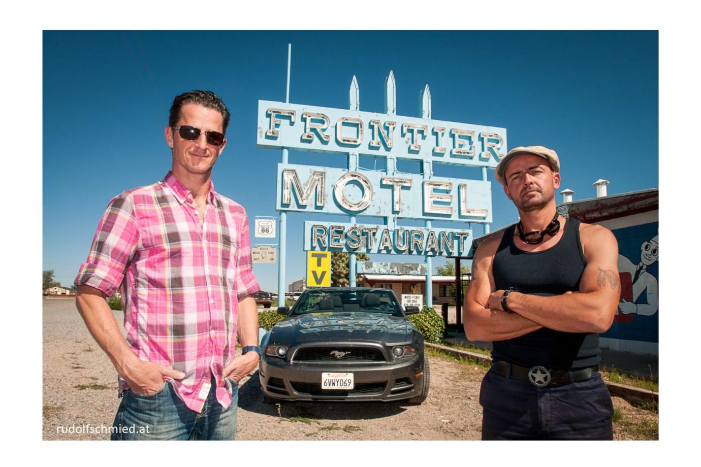Zwei Touristen vor einem Motel-Schild