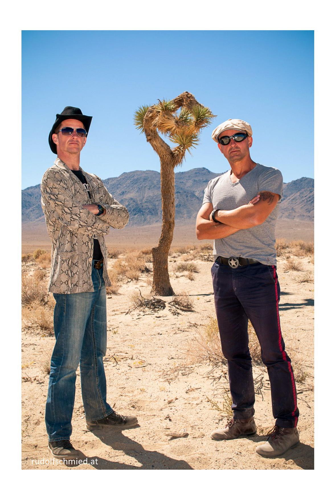Zwei Männer vor einem Josuha Tree im Death Valley 1993