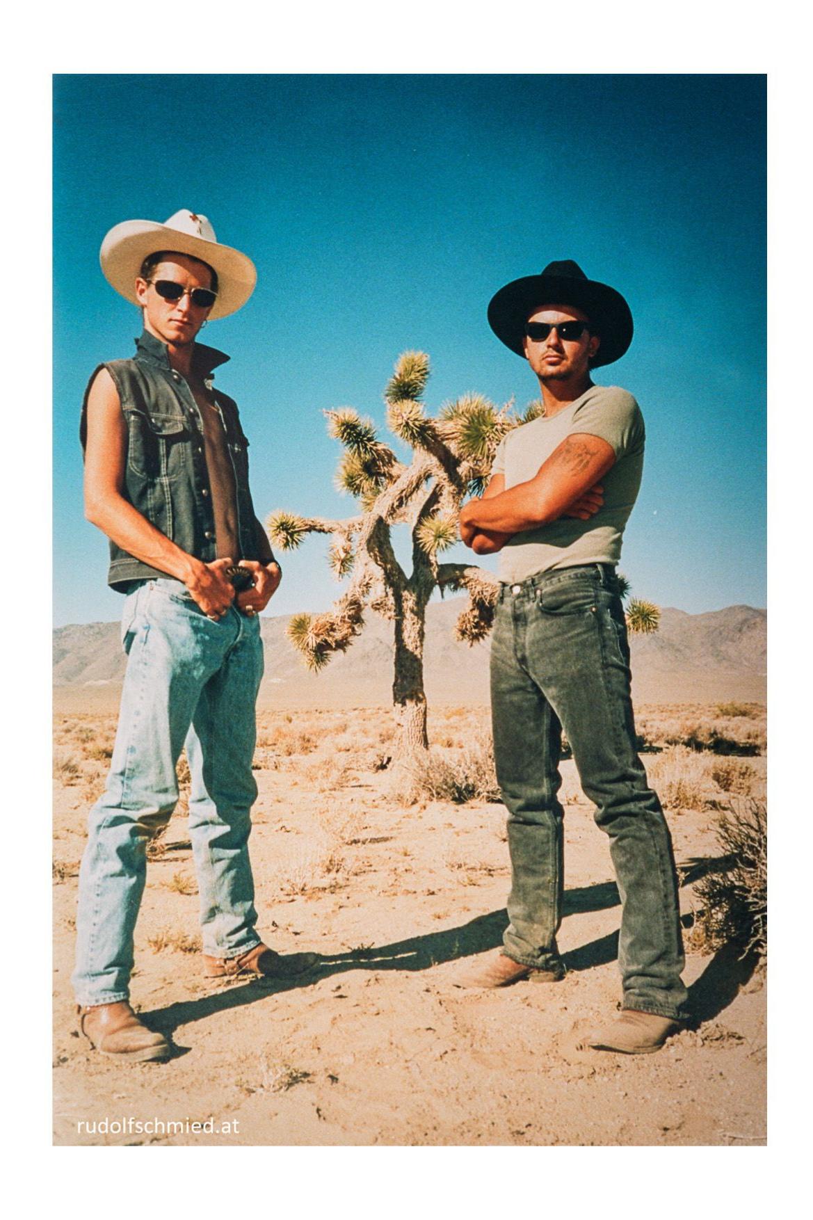 Zwei Männer vor einem Josuha Tree im Death Valley 1993