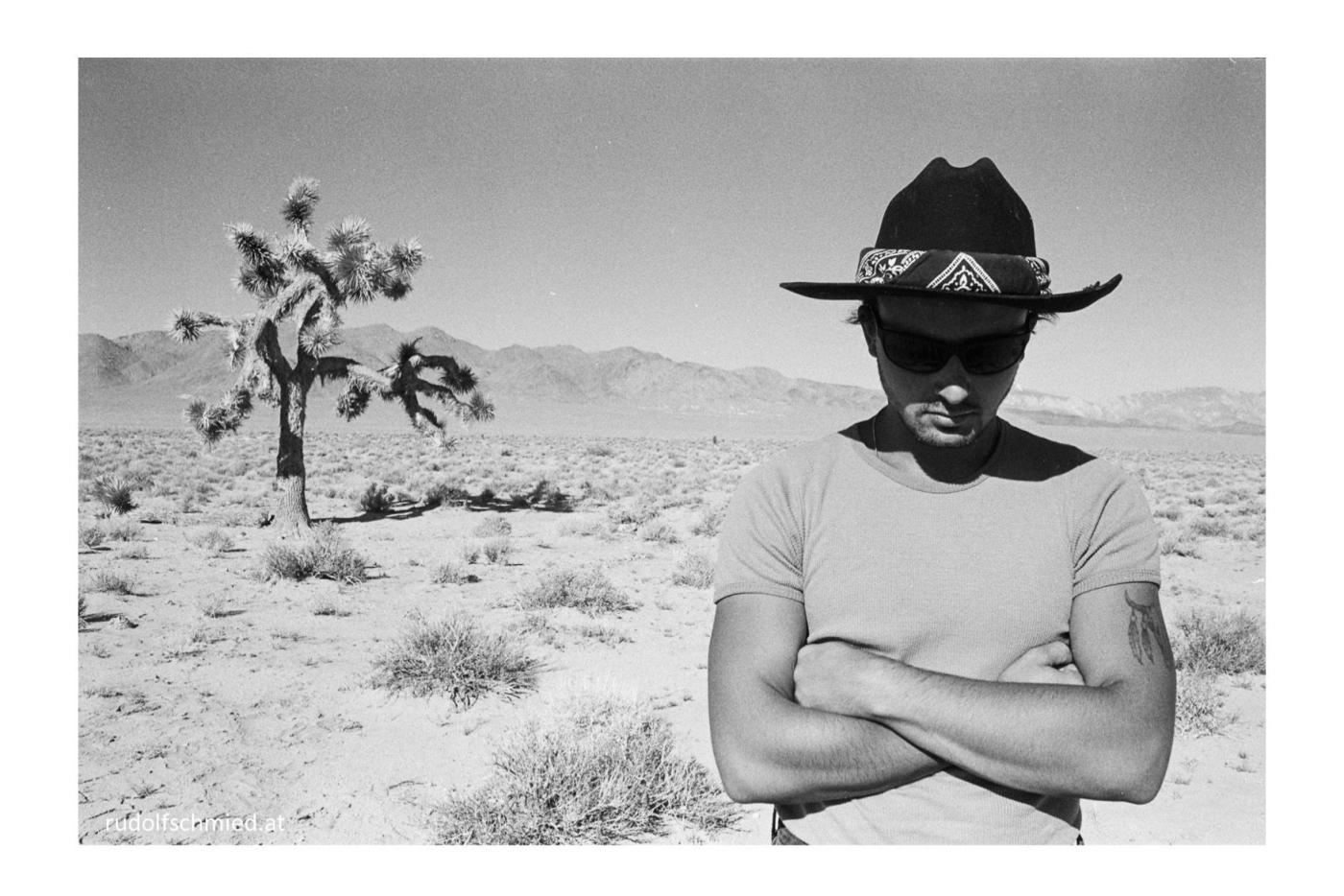 Rudolf Schmied vor einem Joshua Tree im Death Valley 2013