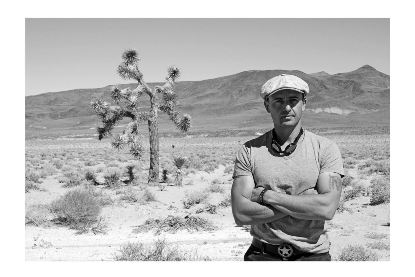Rudolf Schmied vor einem Joshua Tree im Death Valley 2013