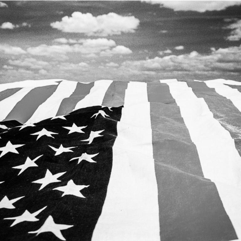 Die amerikanische Flagge in schwarz-weiß