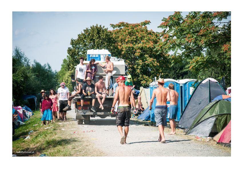 Musikfans belagern einen WC Reinigunswagen