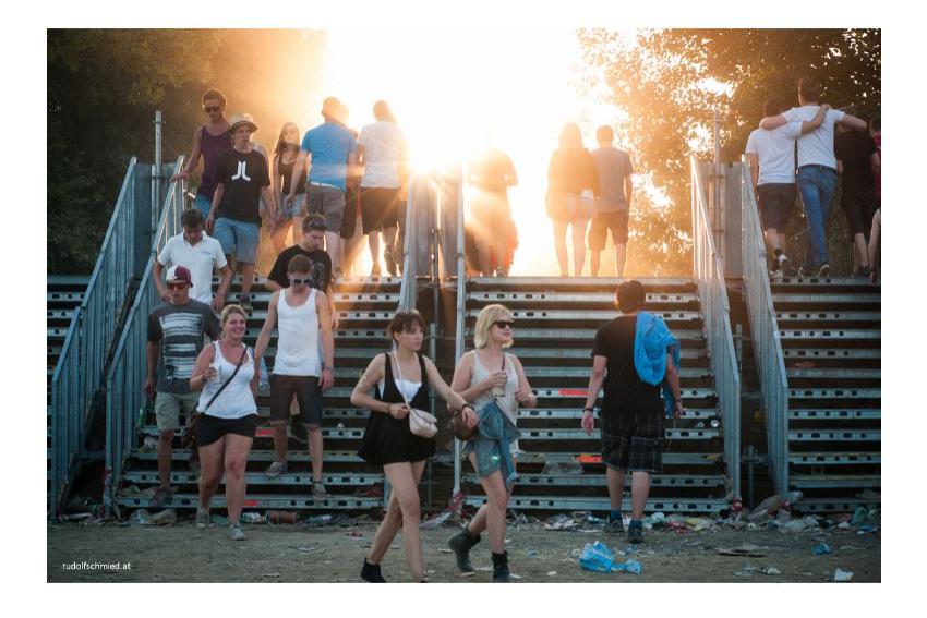 Musikfans in der Abendsonne auf einer Treppe
