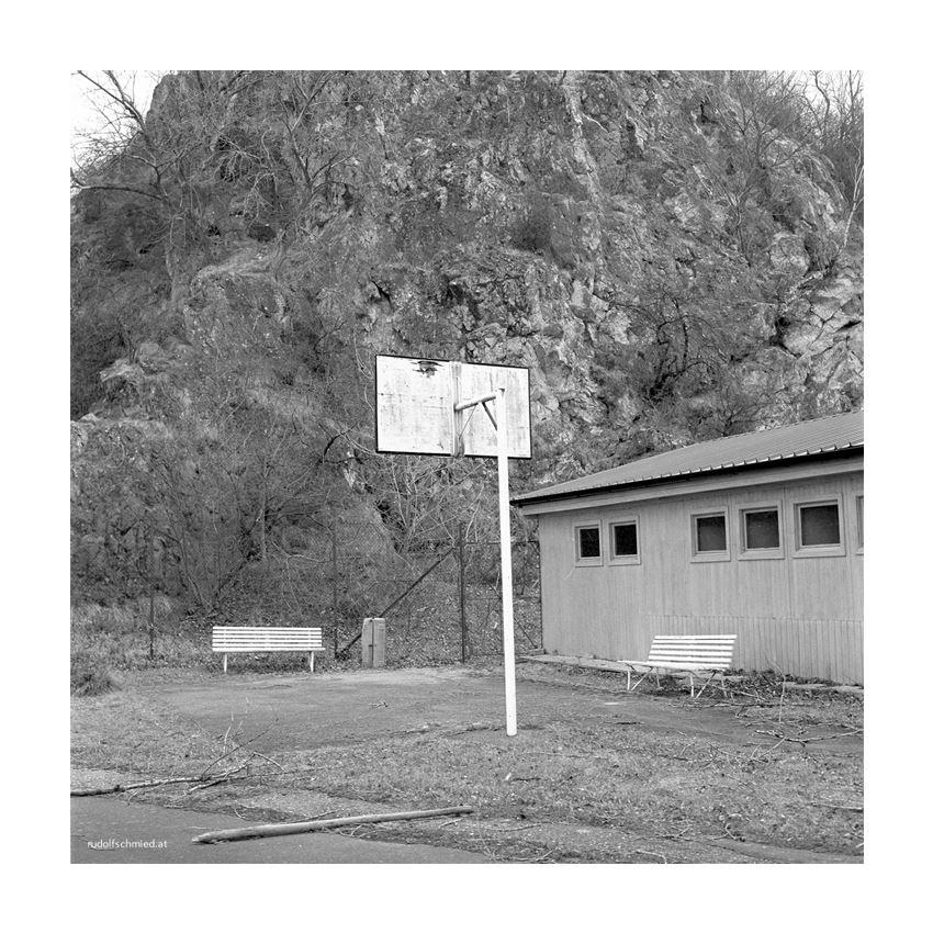 Ein verlassener und vernachlässigter Basketballkorb