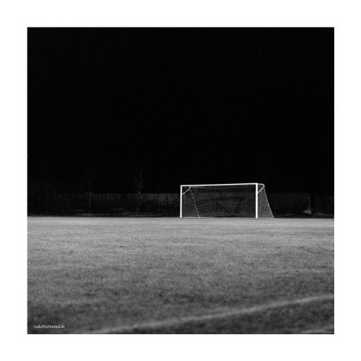 Ein Fußballfeld bei Flutlicht