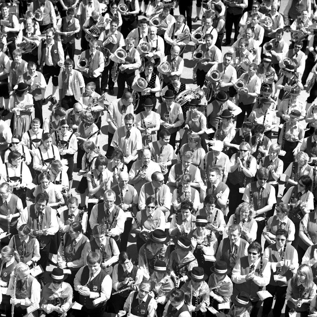 Zahlreiche Blasmusiker spielen zusammen und wurden von oben fotografiert