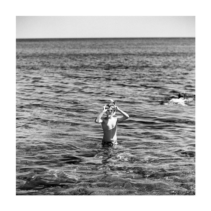 Ein junger Bursche mit einer Taucherbrille und Schnorchel im Meer