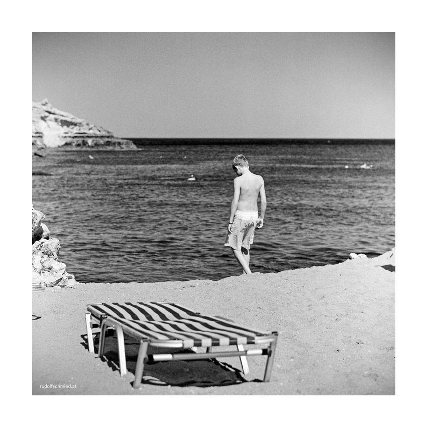 Ein junger Mann geht ins Meer