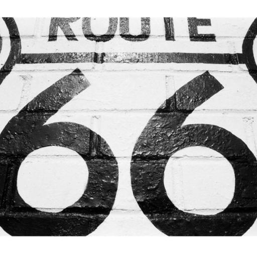 Der legendäre Schriftzug Route 66 auf einer Ziegelmauer