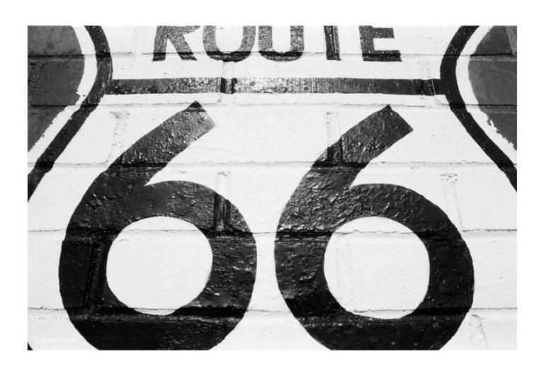 Der legendäre Schriftzug Route 66 auf einer Ziegelmauer