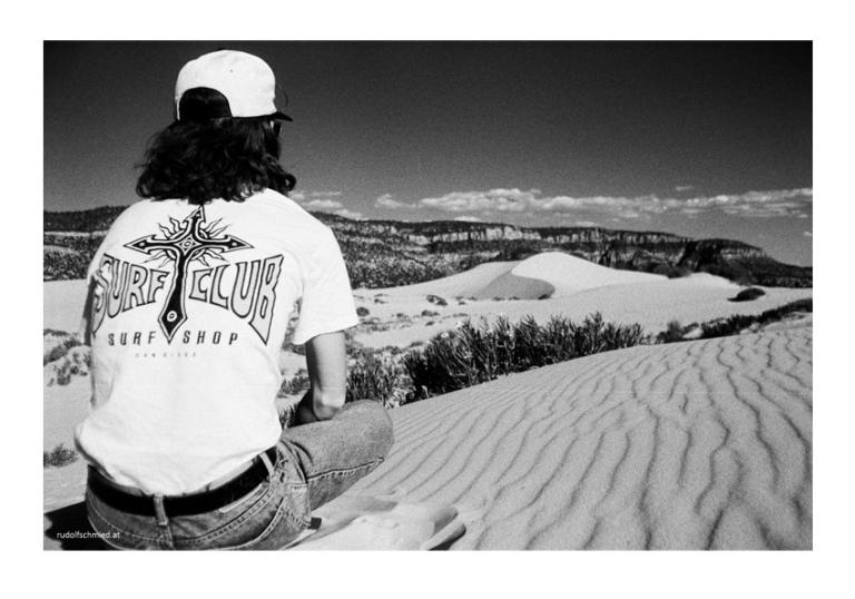 Great Sand Dunes mit einem Touristen von hinten fotografiert