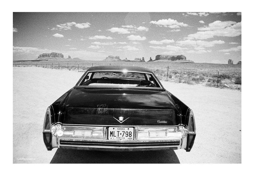 Ein Cadillac Coup de Ville 1973 im Monument Valley National Park