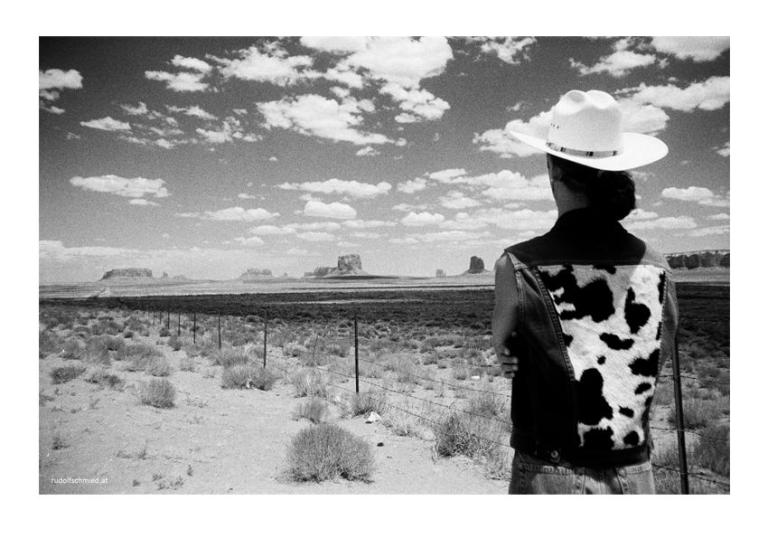 Ein Cowboy im Monument Valley von hinten fotografiert