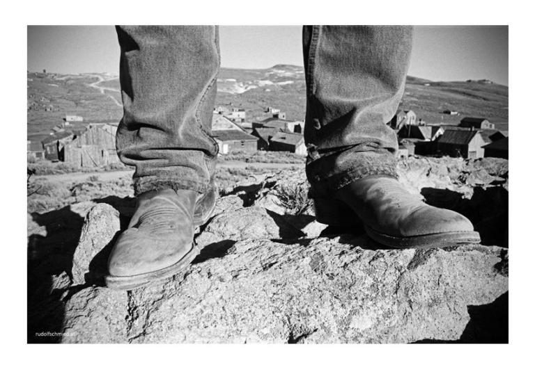 Cowboy Boots auf einem Felsen in der Geisterstadt Bodie
