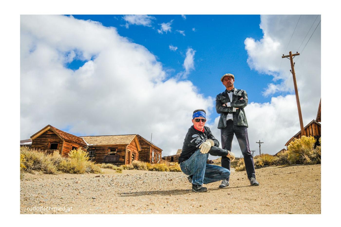 Zwei Touristen in Bodie, Kalifornien