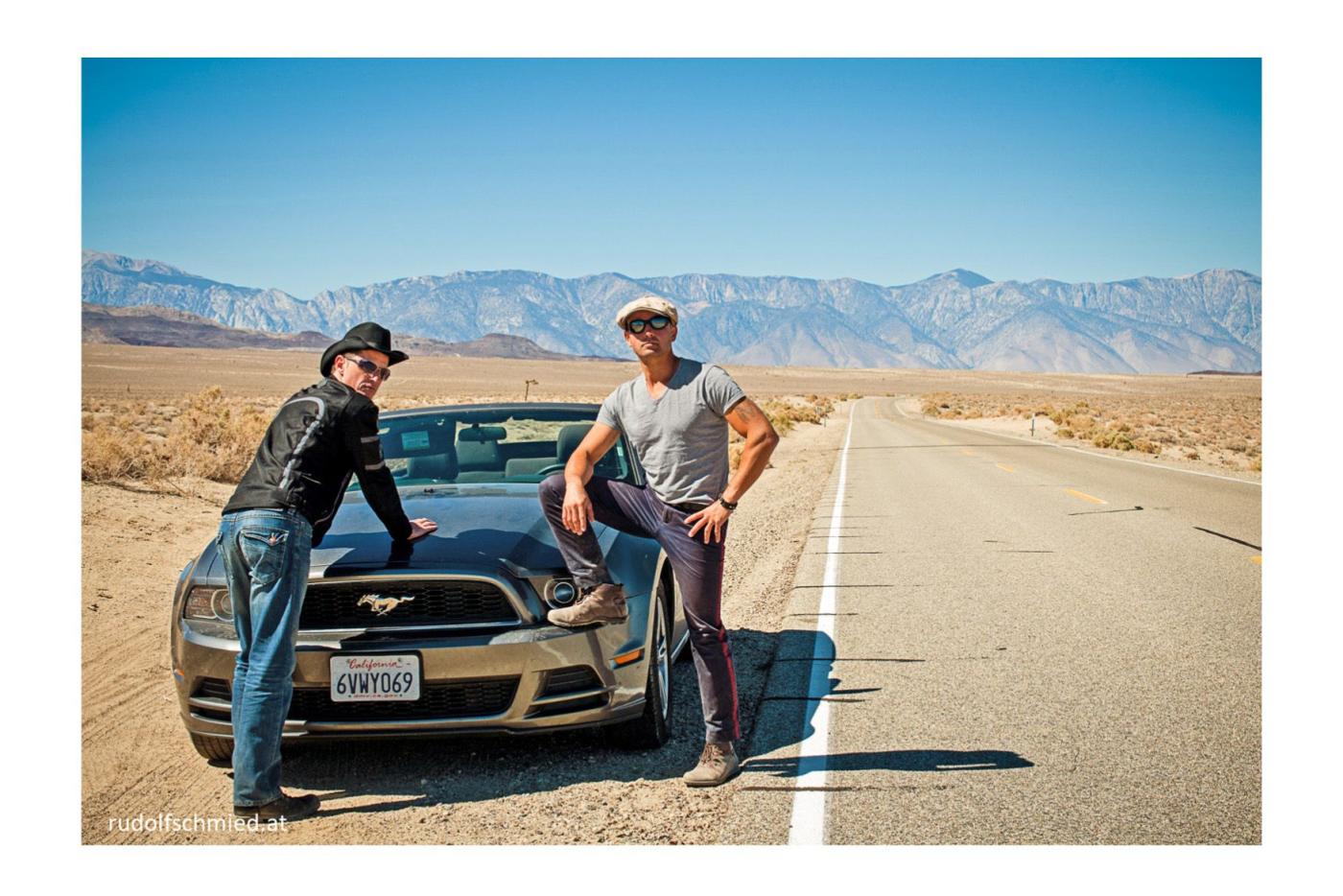 Zwei Touristen im Death Valley