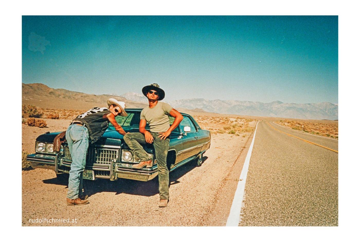 Zwei Touristen im Death Valley