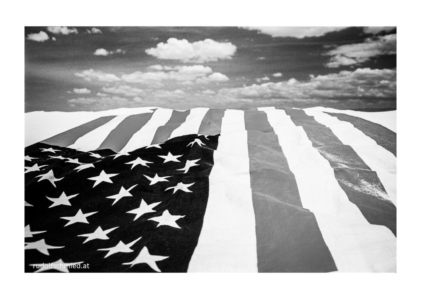 Die amerikanische Flagge in schwarz-weiß