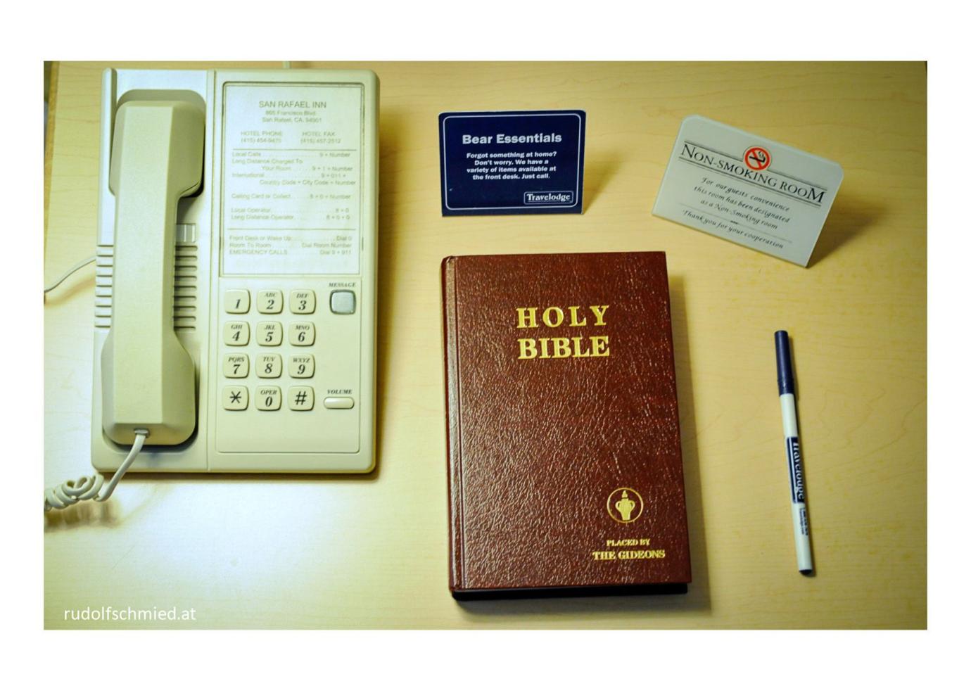 Die heilige Bibel und ein Festnetztelefon