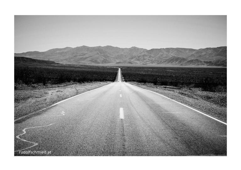 Ein Highway im Death Valley