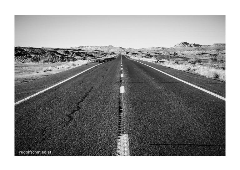Ein Highway im Death Valley