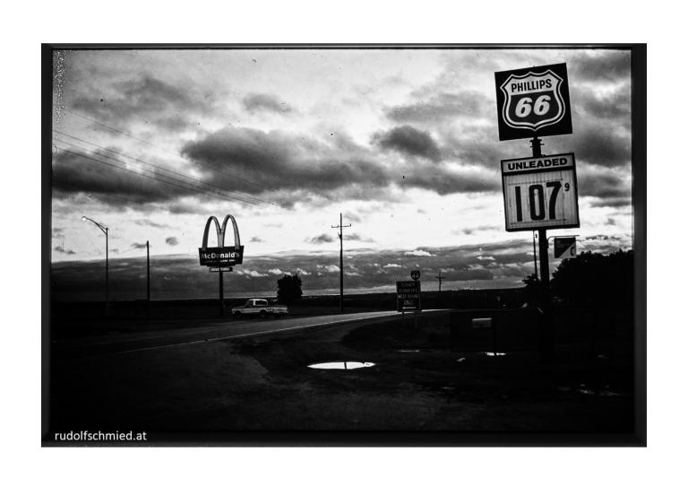 Eine Tankstelle in schwarz-weiss in Oklahoma