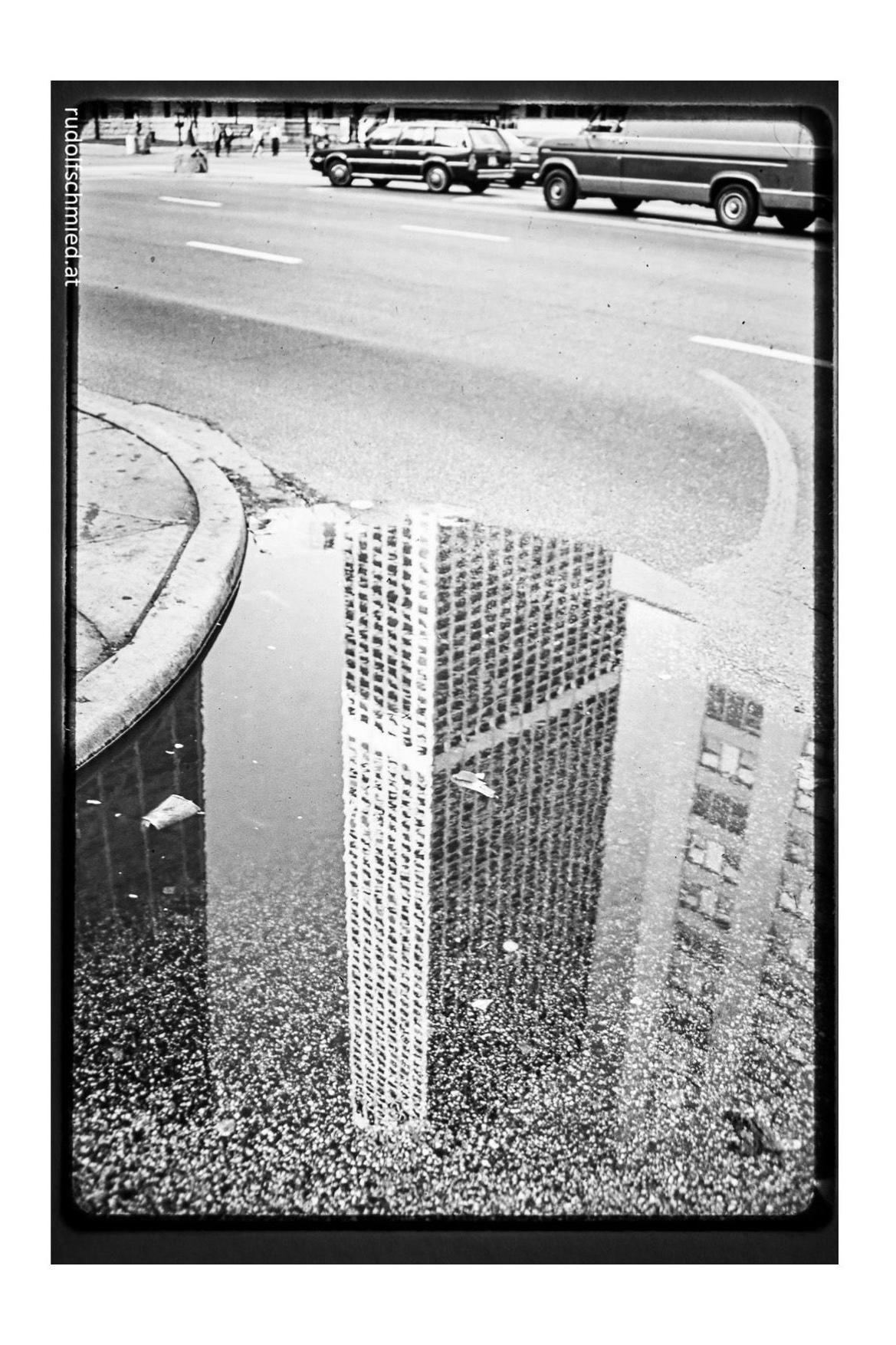 Die Spiegelung eines Wolkenkratzers in schwarz-weiss