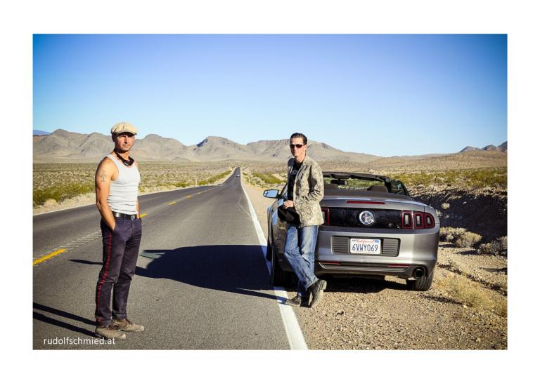 Zwei Männer auf dem Weg durch das Death Valley mit einem Mustang