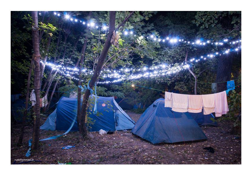Ein Campingplatz bei Nacht bei einem Musikfestival
