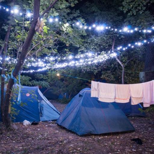 Ein Campingplatz bei Nacht bei einem Musikfestival