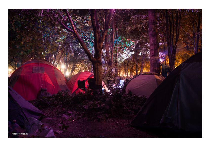 Ein Campingplatz bei Nacht bei einem Musikfestival