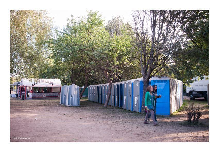 WC Anlagen auf einem Festivalgelände