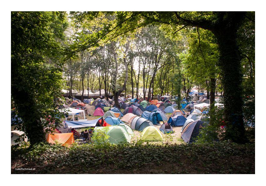 Ein Campingplatz bei einem Musikfestival