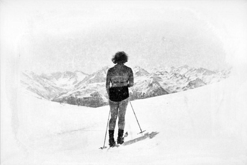 Eine Frau im Bikini beim Skifahren