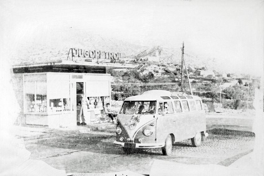 Ein VW Bus am Grenzübergang nach Kroatien