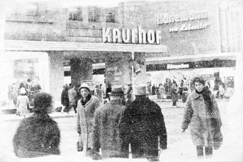 Das Kaufhaus Kaufhof mit Menschen