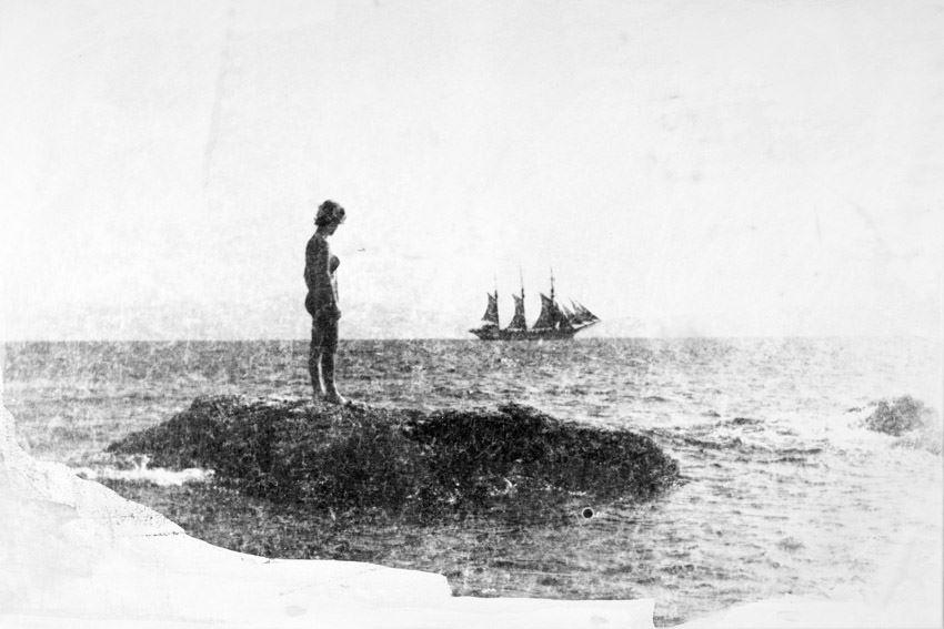 Eine Frau auf einem Felsen im Meer