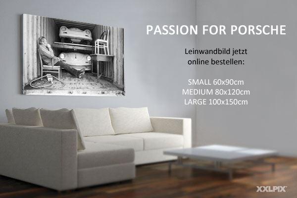 Eine Couch mit einem Leinwandbild an der Wand