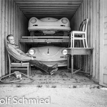 Viktor Grahser mit seinen zwei Porsche im Container