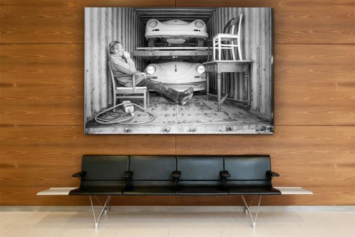 Das Superporsche Projekt von Rudolf Schmied Das Leinwandfoto von Viktor mit zwei Porsche in einer Hotelhalle