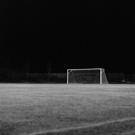Ein Fußballfeld bei Flutlicht