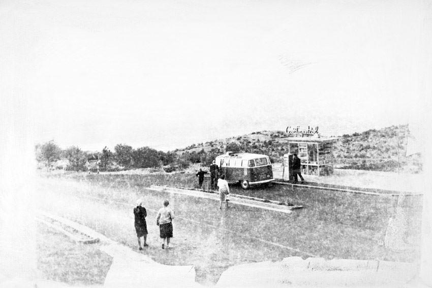 Ein VW Bus und eine Familie an der Küste von Kroatien